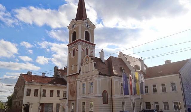 Gemeindeamt mit Kirchturm im Zentrum von Wiener Neudorf