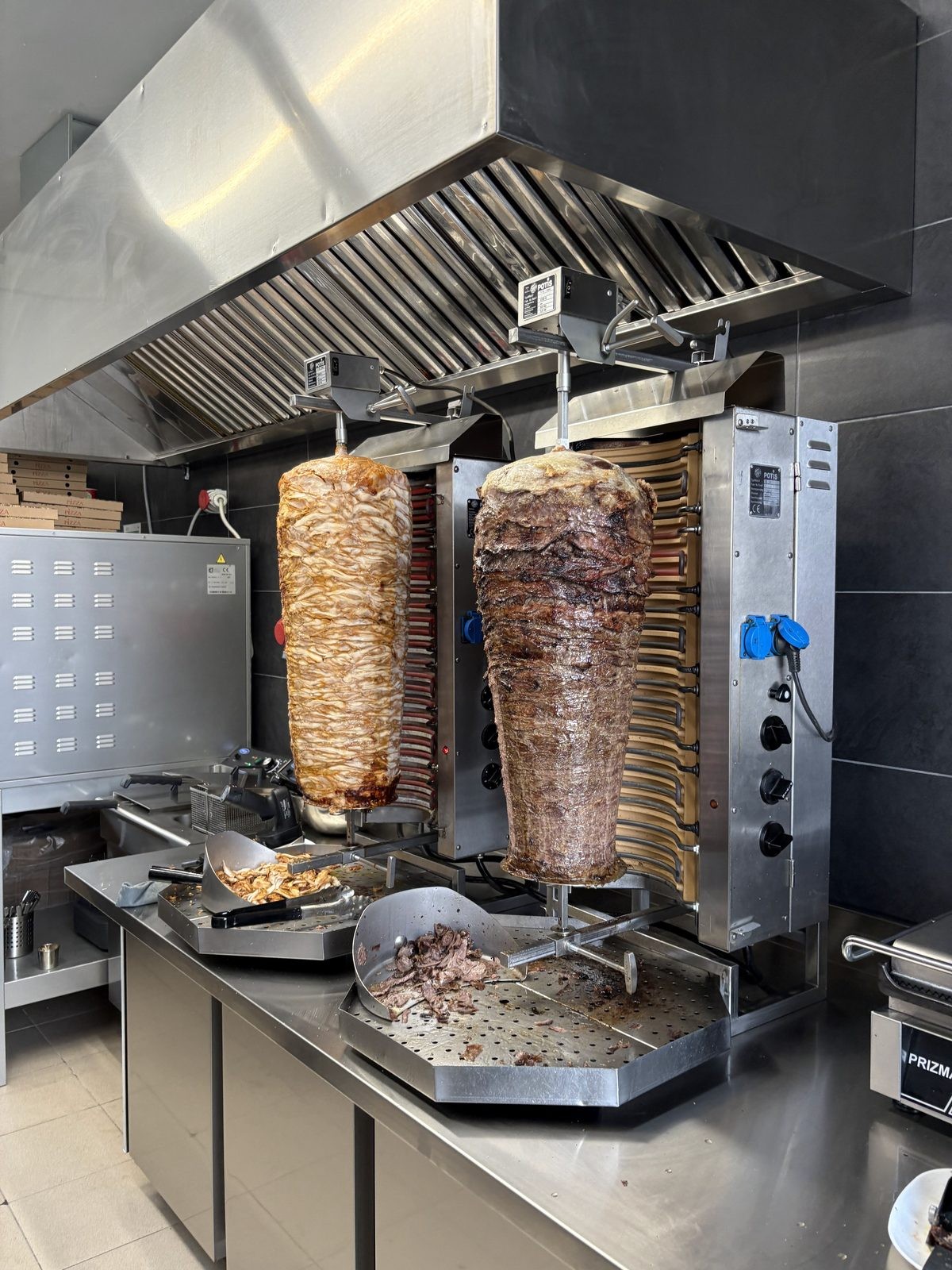 Zwei Kebap-Spieße am Grill in der offenen Küche